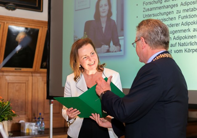 Einführung neuer Mitglieder (hier: Prof. Dr. med. Heike Kielstein, l.) durch den Präsidenten Prof. Dr. Hans Wiesmeth, Foto: Swen Reichhold