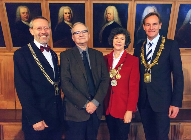 von links: Prof. Dr. Pirmin Stekeler-Weithofer, Präsident der Sächsischen Akademie der Wissenschaften zu Leipzig; Prof. Dr. Dan Diner (Preisträger), Direktor des Simon-Dubnow-Instituts für jüdische Geschichte und Kultur an der Universität Leipzig, Professor für Moderne Geschichte an der Hebräischen Universität Jerusalem und Ordentliches Mitglied der Sächsischen Akademie der Wissenschaften zu Leipzig; Prof. Dr. Beate A. Schücking, Rektorin der Universität Leipzig; Oberbürgermeister Burkhard Jung (Stadt Leipzig), Foto: Swen Reichhold