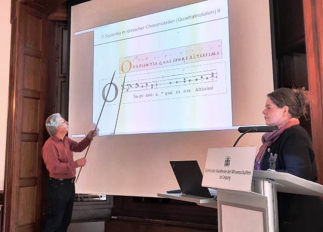 Dr. Torsten Woitkowitz und Dr. Almut Mikeleitis-Winter vom Akademieprojekt Althochdeutsches Wörterbuch stellten den ersten Musiktraktat in deutscher Sprache vor. Gemeinsam wurde im Workshop ein Stück Gesang nach mittelalterlicher Notenschrift versucht.