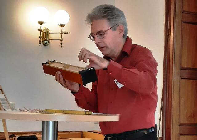 Mit den Worten Notkers von St. Gallen aus dem Traktat De musica (11. Jahrhundert) demonstrierte Dr. Torsten Woitkowitz den Aufbau der Tonreihe auf dem Monochord.