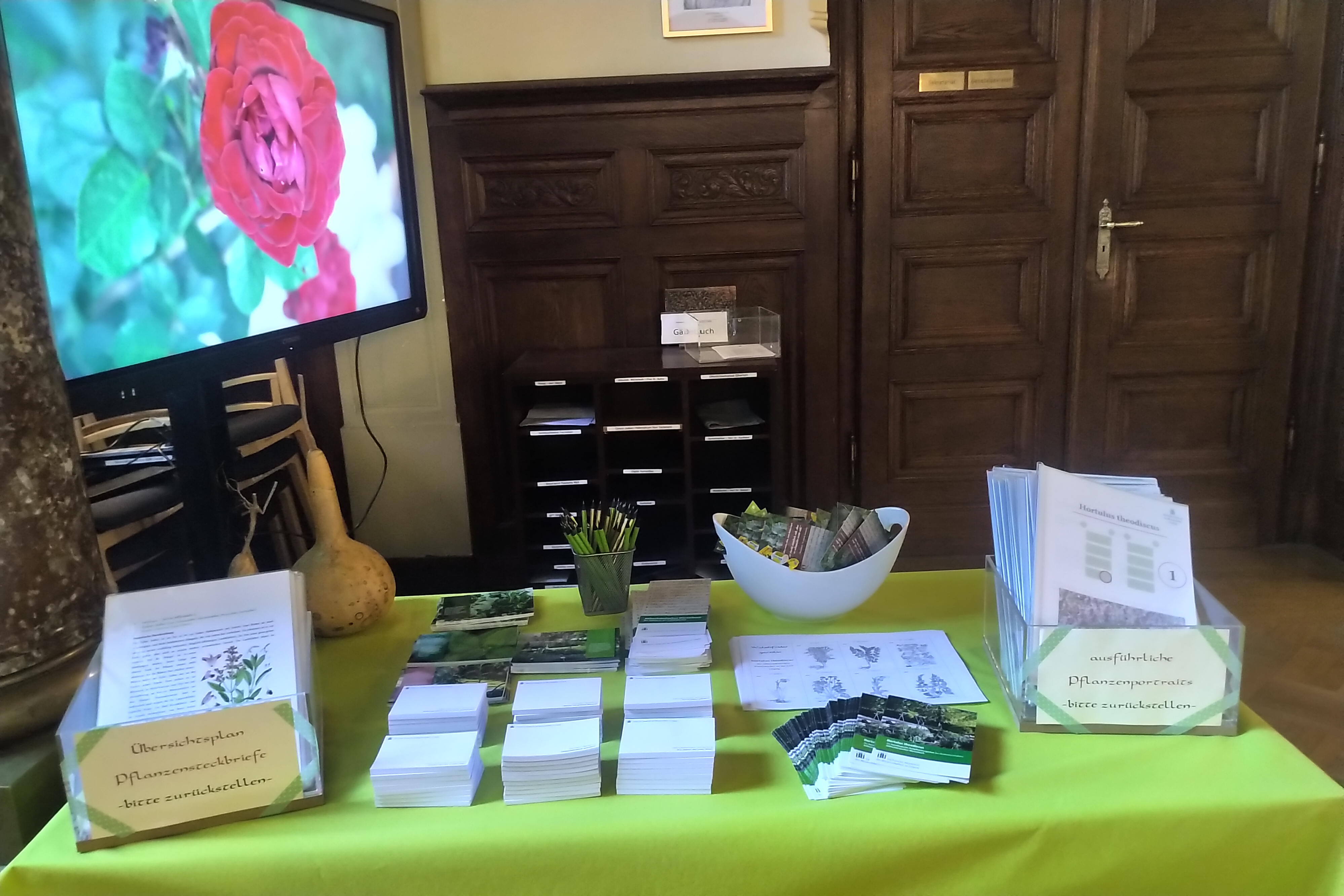 Informationsmaterialien zum AWB und zum Hortulus theodiscus. Foto: Almut Mikeleitis-Winter