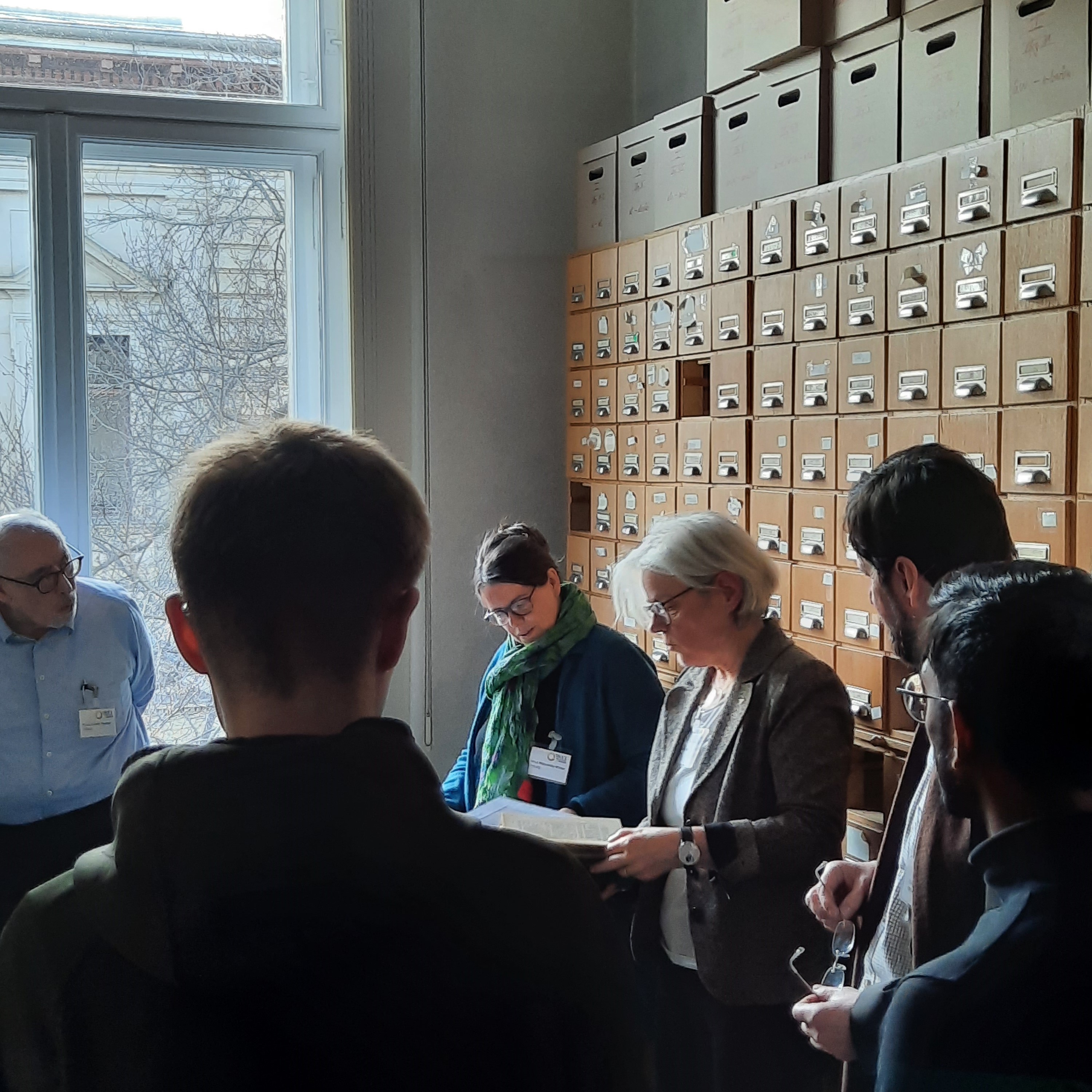 Führung im Materialarchiv des AWB. Foto: Aletta Leipold