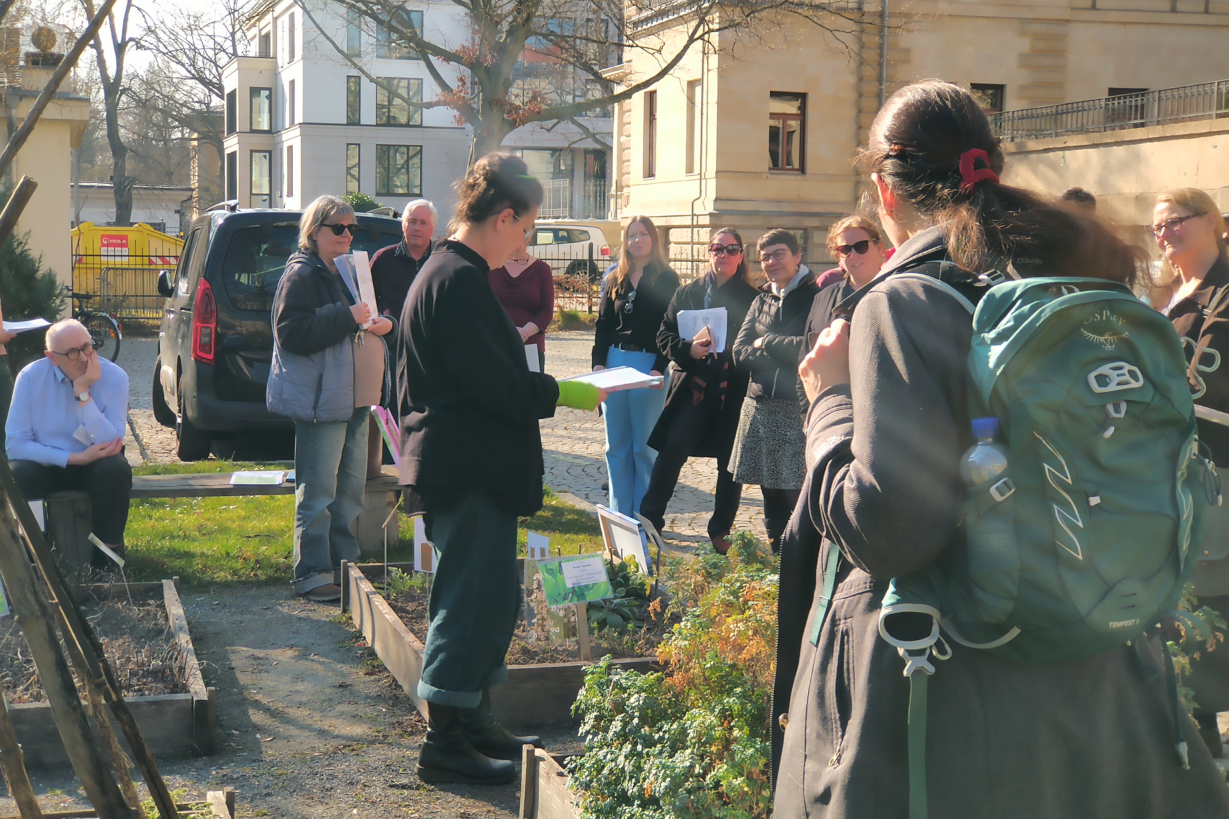 Führung im Hortulus theodiscus bei Frühlingswetter mit Aletta Leipold. Foto: Almut Mikeleitis-Winter