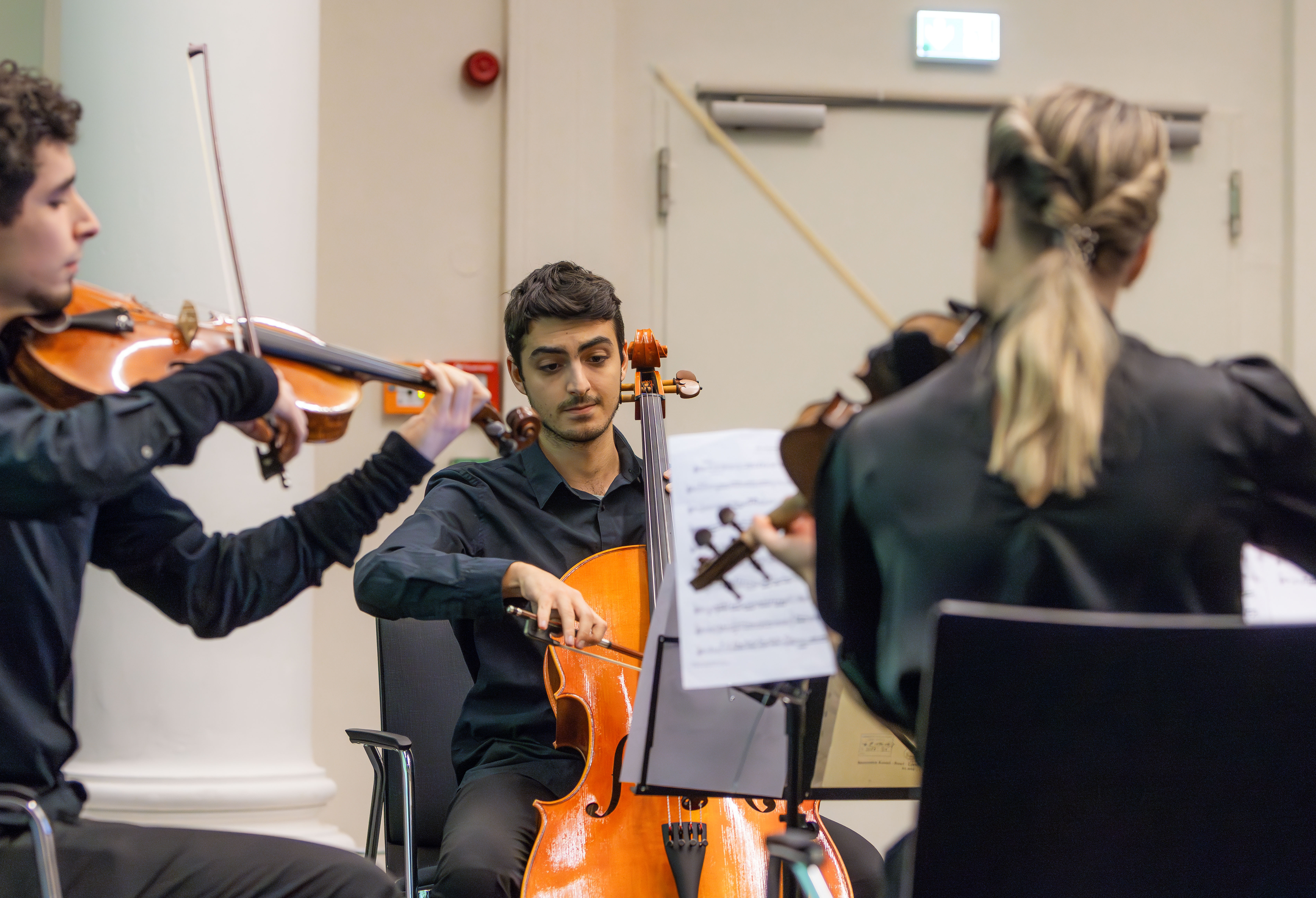 Musikalische Eröffnung der Herbstsitzung mit dem Trio Arbores der Hochschule für Musik und Theater „Felix Mendelssohn Bartholdy“: Laura Kukkonen (Violine), Javier Pardo Gil (Viola), Jordi Albelda Santamargarita (Violoncello)
