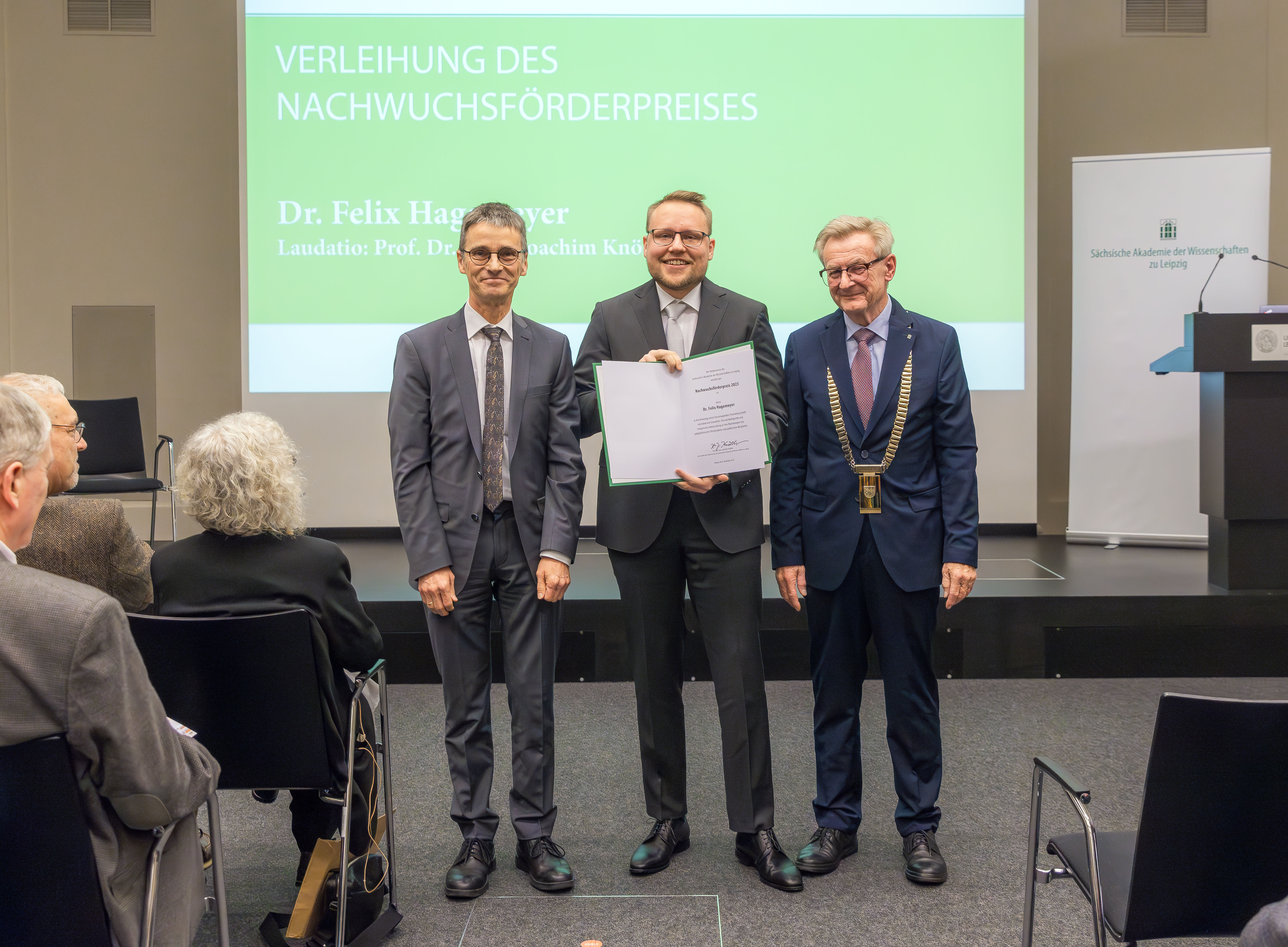 Verleihung des Nachwuchsförderpreises des Fördervereins der Sächsischen Akademie der Wissenschaften zu Leipzig an Dr. Felix Hagemeyer (Mitte). Links: Prof. Dr. Hans-Joachim Knölker, Vorsitzender des Fördervereins; rechts: Prof. Dr. Hans Wiesmeth