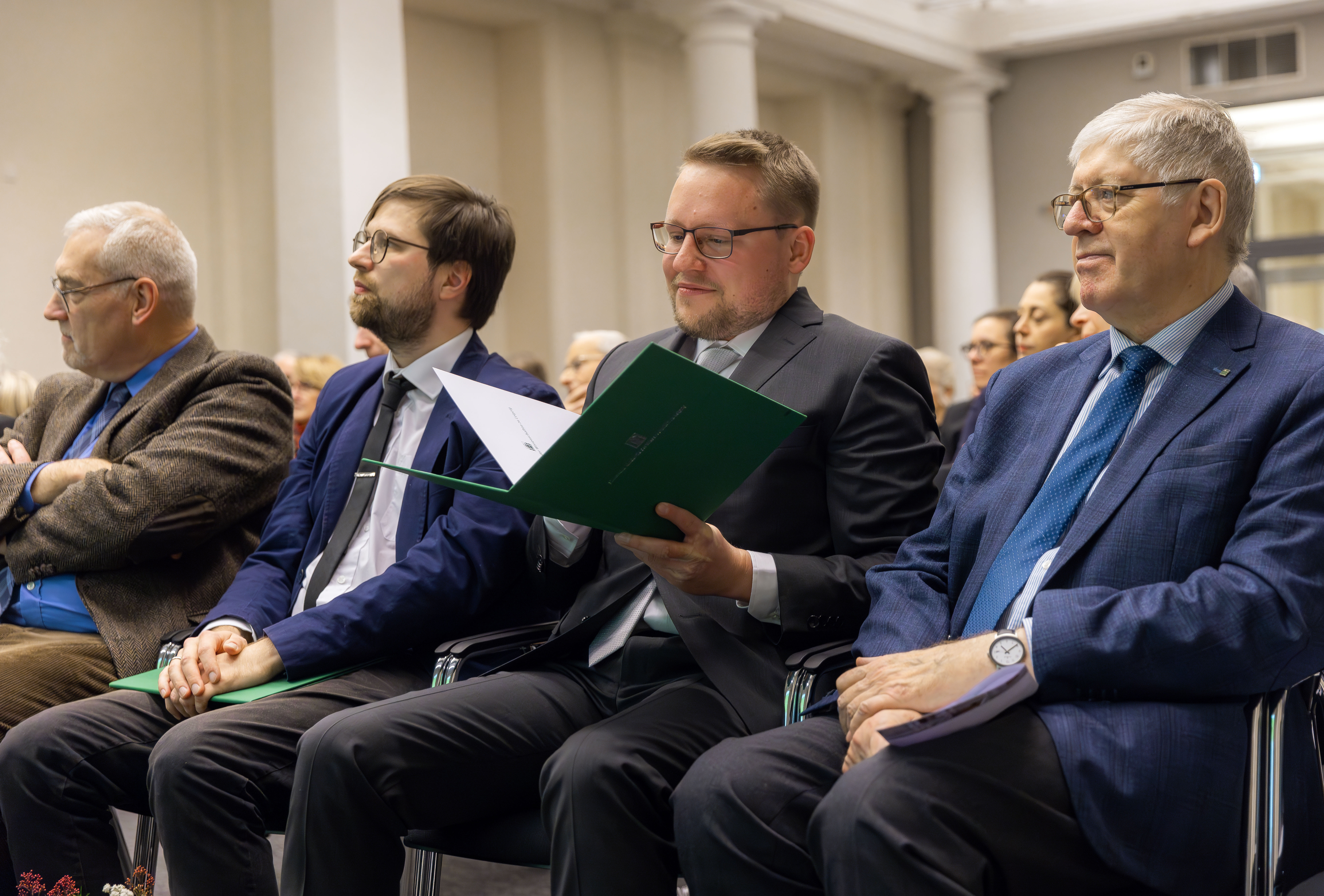 Die beiden Preisträger Dr. des. Maximilian Görmar (2.v.l.) und Dr. Felix Hagemeyer (3.v.l.) freuen sich über ihre wohlverdienten Ehrungen. Links im Bild: Prof. Dr. Armin Kohnle, rechts: Prof. Dr. Manfred Rudersdorf. Er hat den Promotionspreis für Geschichte 2016 gestiftet. 