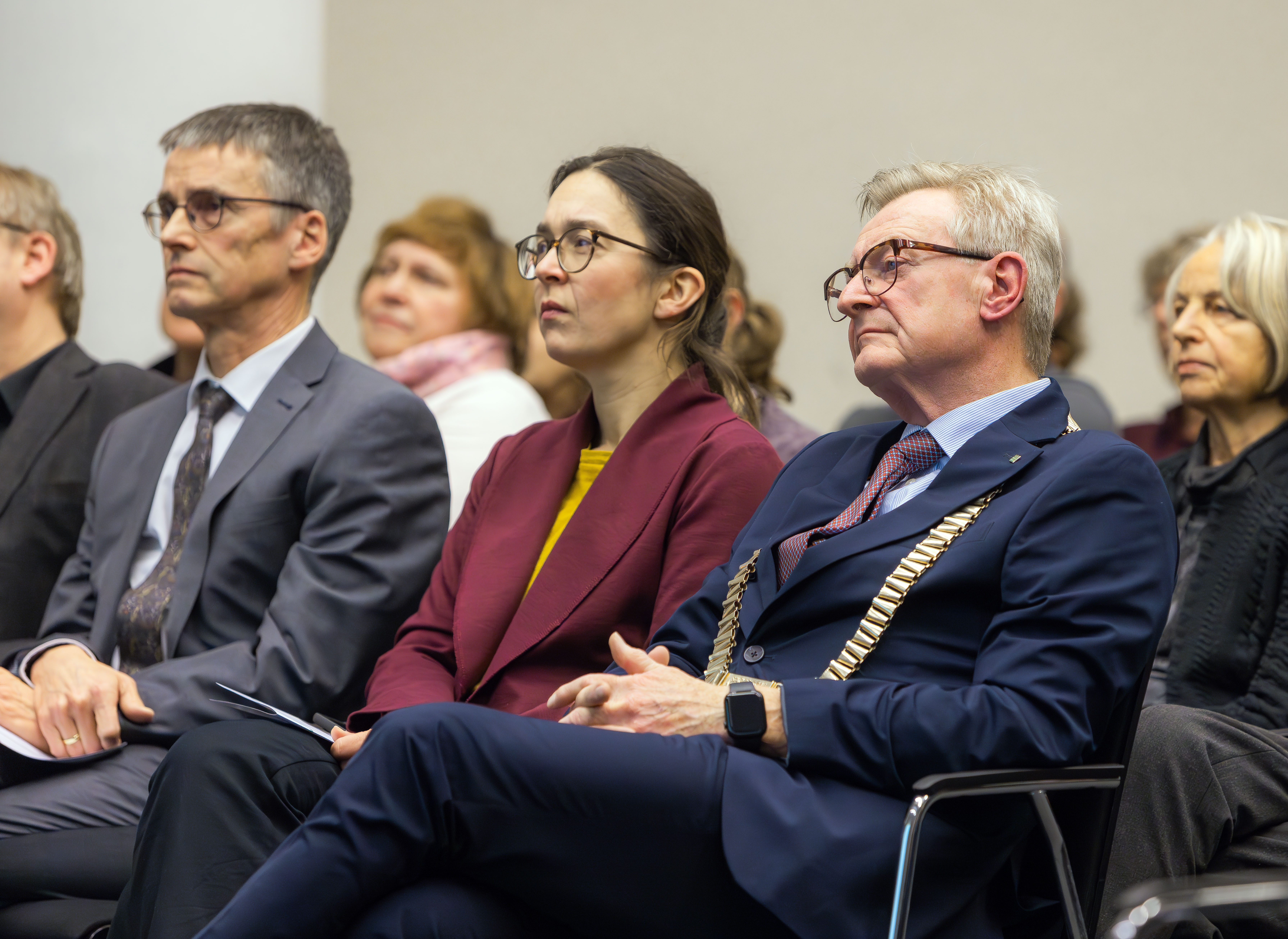 Erste Reihe von links: Prof. Dr. Hans-Joachim Knölker, Dr. Claudia Maicher (MdL) und Prof. Dr. Hans Wiesmeth. Dr. Claudia Maicher ist Vorsitzende des Ausschusses für Wissenschaft, Hochschule, Medien, Kultur und Tourismus des Sächsischen Landtags.