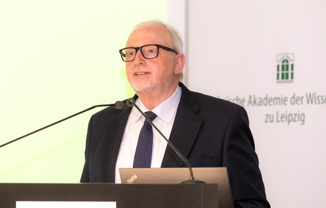 Bericht des Vizepräsidenten Prof. Dr. Wolfgang Huschner über die Arbeit der Akademie; Öffentliche Frühjahrssitzung 2022, Foto: Swen Reichhold