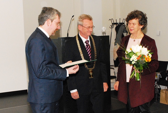 Die Verleihung des Theodor-Frings-Preises an den Germanisten Dr. Jörn Weinert (links) durch SAW-Präsident Prof. Dr. Hans Wiesmeth sowie Prof. Dr. Beate Schücking, Rektorin der Universität Leipzig.