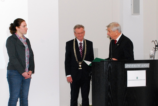 Die Germanistin Dr. des. Kathrin Schaaff erhält den Nachwuchsförderpreis des Fördervereins der SAW von dessen Vorsitzenden Prof. Dr. Uwe-Frithjof Haustein sowie SAW-Präsident Prof. Dr. Hans Wiesmeth.