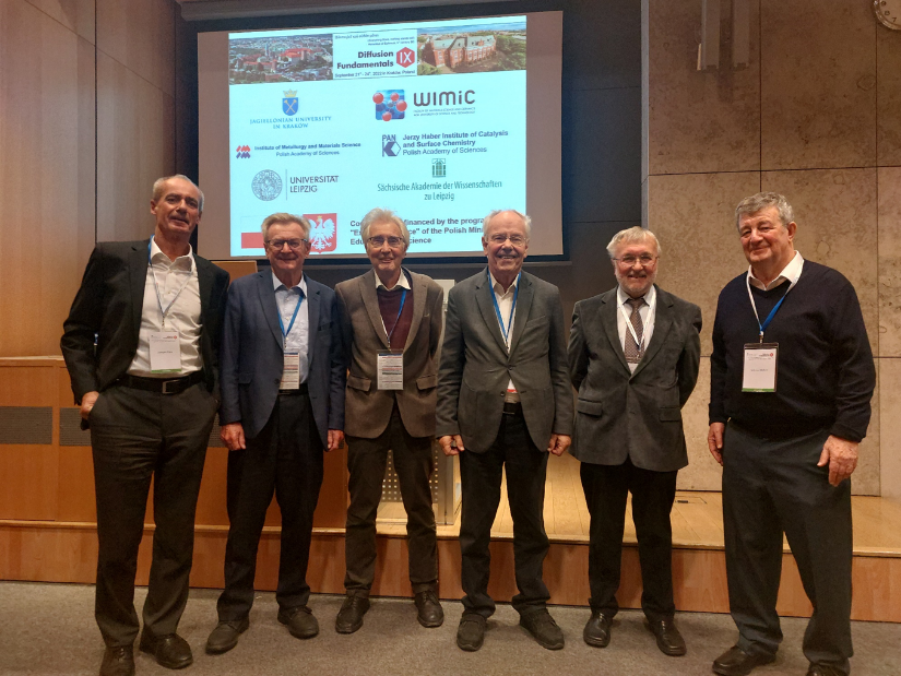 Diffusion Fundamentals IX in Krakow. Von links nach rechts: Korrespondierendes Mitglied (KM) Jürgen Caro (Leibniz Universität Hannover), SAW-Präsident Hans Wiesmeth (Technische Universität Dresden), KM Gero Vogl (Universität Wien), Ordentliches Mitglied (OM) Jörg Kärger (Universität Leipzig), Rafał Abdank-Kozubski (Organisator von Diffusion Fundamentals IX 2022 in Krakow,  Jagiellonian University), KM Shlomo Weber (Organisator von Diffusion Fundamentals X 2023 in Astana, Kasachstan, Southern Methodist University Dallas)
