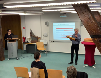 Dr. Torsten Woitkowitz demonstriert die Saitenteilung am Monochord