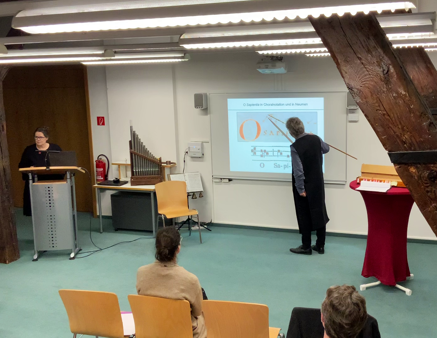 Dr. Torsten Woitkowitz erläutert die Choralnotation anhand des Stücks O Sapientia. Foto: Jonas Heller