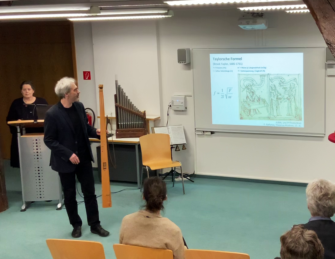 Dr. Veit Heller vom Musikinstrumentenmuseum der Universität Leipzig mit Trumscheit. Foto: Jonas Heller