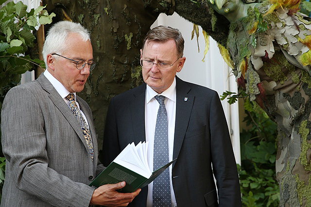 Der Ministerpräsident des Freistaats Thüringen, Bodo Ramelow, bekam den Band „Der Hainich“ ebenfalls von Manfred Großmann überreicht. Das Buch entstand in Zusammenarbeit des Leibniz-Instituts für Länderkunde sowie der Sächsischen Akademie der Wissenschaften zu Leipzig. (Foto: Alien Schneider)