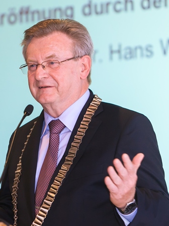 Image of the author taken from https://www.saw-leipzig.de/de/aktuelles/denkstroeme/wiesmeth_hans_foto_swen_reichhold_2016-04-08_2.jpg