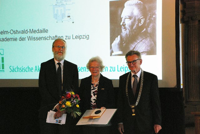 Verleihung der Wilhelm-Ostwald-Medaille an Frau Prof. em. Dr. Dr. h.c. Sigrid Doris Peyerimhoff.