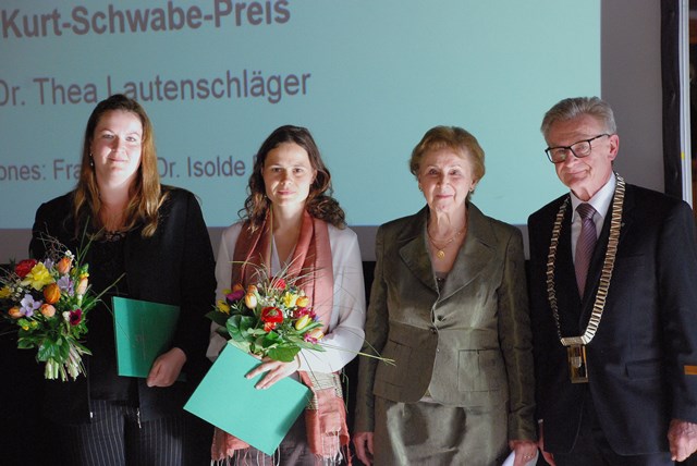 Verleihung des Kurt-Schwabe-Preises an Frau Dr. Dr. Agnes Schulze (links) sowie der Anerkennungsurkunde zum Kurt-Schwabe-Preis an Frau Dr. Thea Lautenschläger (2. v. links).