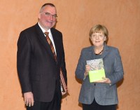 Übergabe des neuen Leipzig-Bandes an Angela Merkel