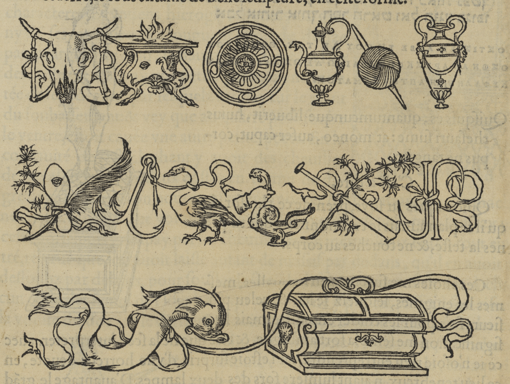 Altes Pergament mit drei Reihen, in denen verschiedene Zeichnungen (wie Vögel, Schatzkiste, Drache u.a.) aneinandergereiht sind