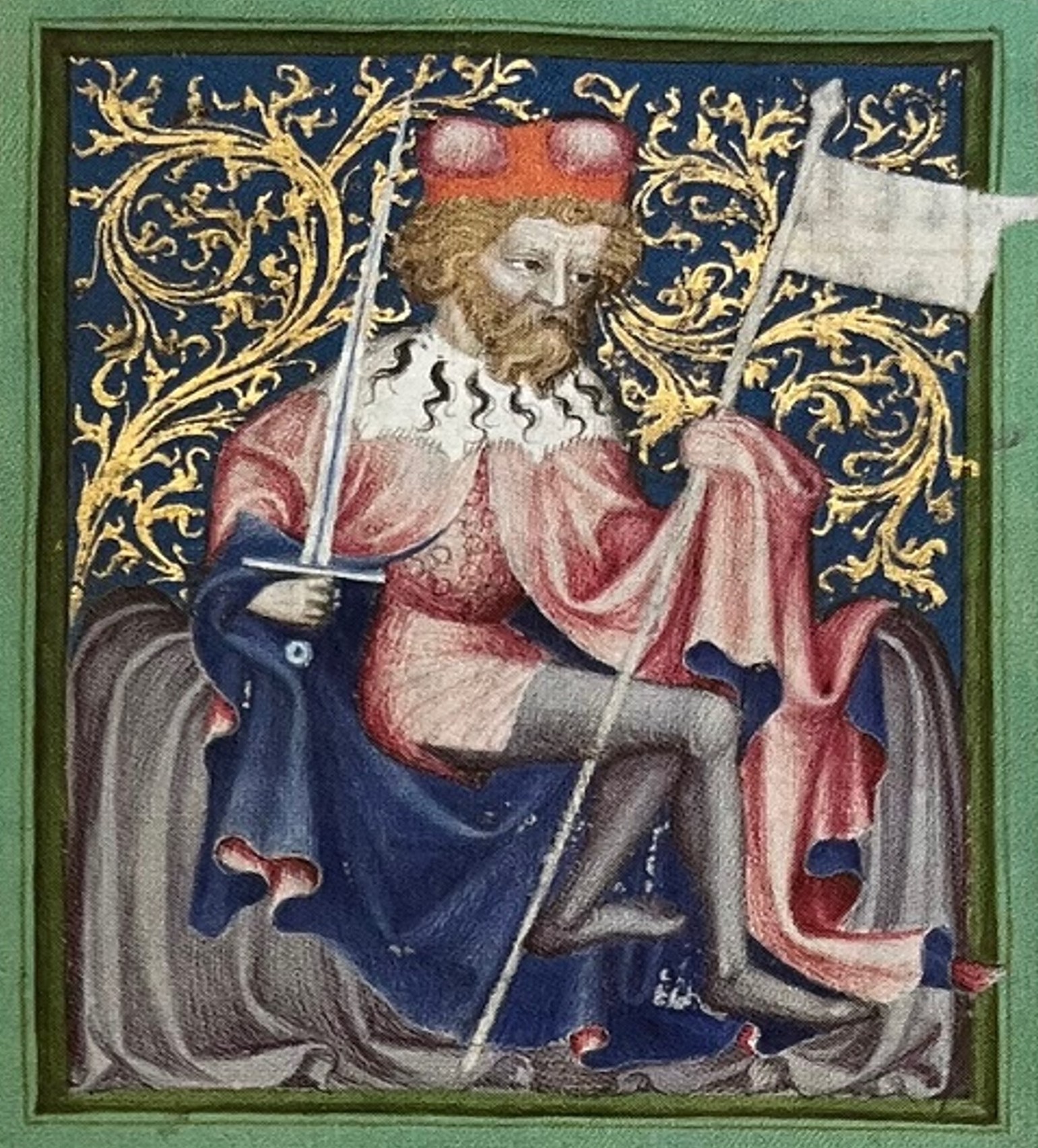 Mittelalterliche farbige Miniatur: Ein bärtiger König sitzt auf seinem Thron und hält ein Schwert und eine Flagge. Er trägt eine rote Krone auf dem Kopf und ist mit einem roten Umhang mit dunkelblauem Futter bekleidet.