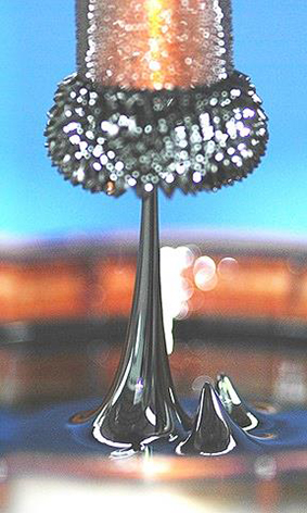 Ferrofluid unter der Wirkung des Magnetfeldes eines einfachen Elektromagneten