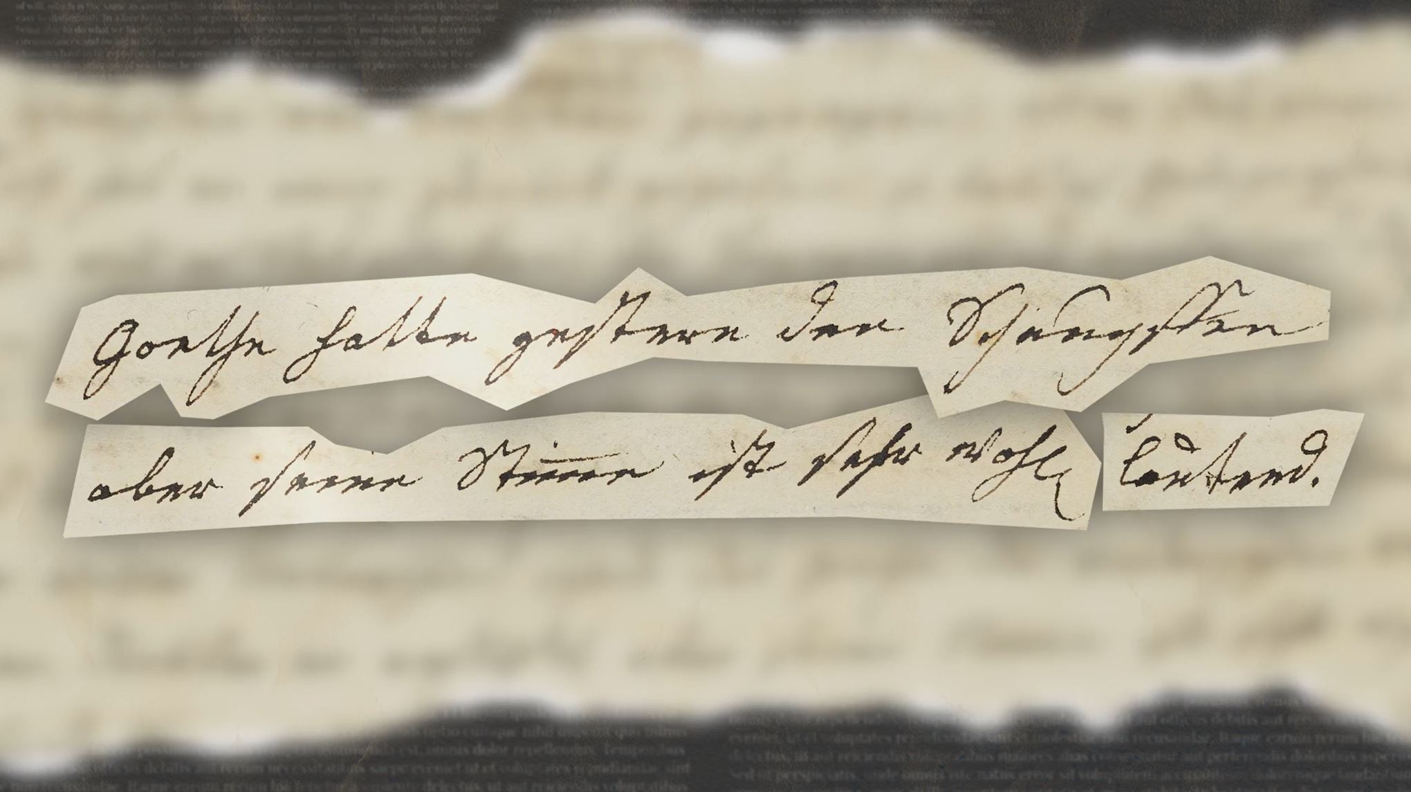 Ausschnitt einer alten Handschrift vor unscharfem Hintergrund.