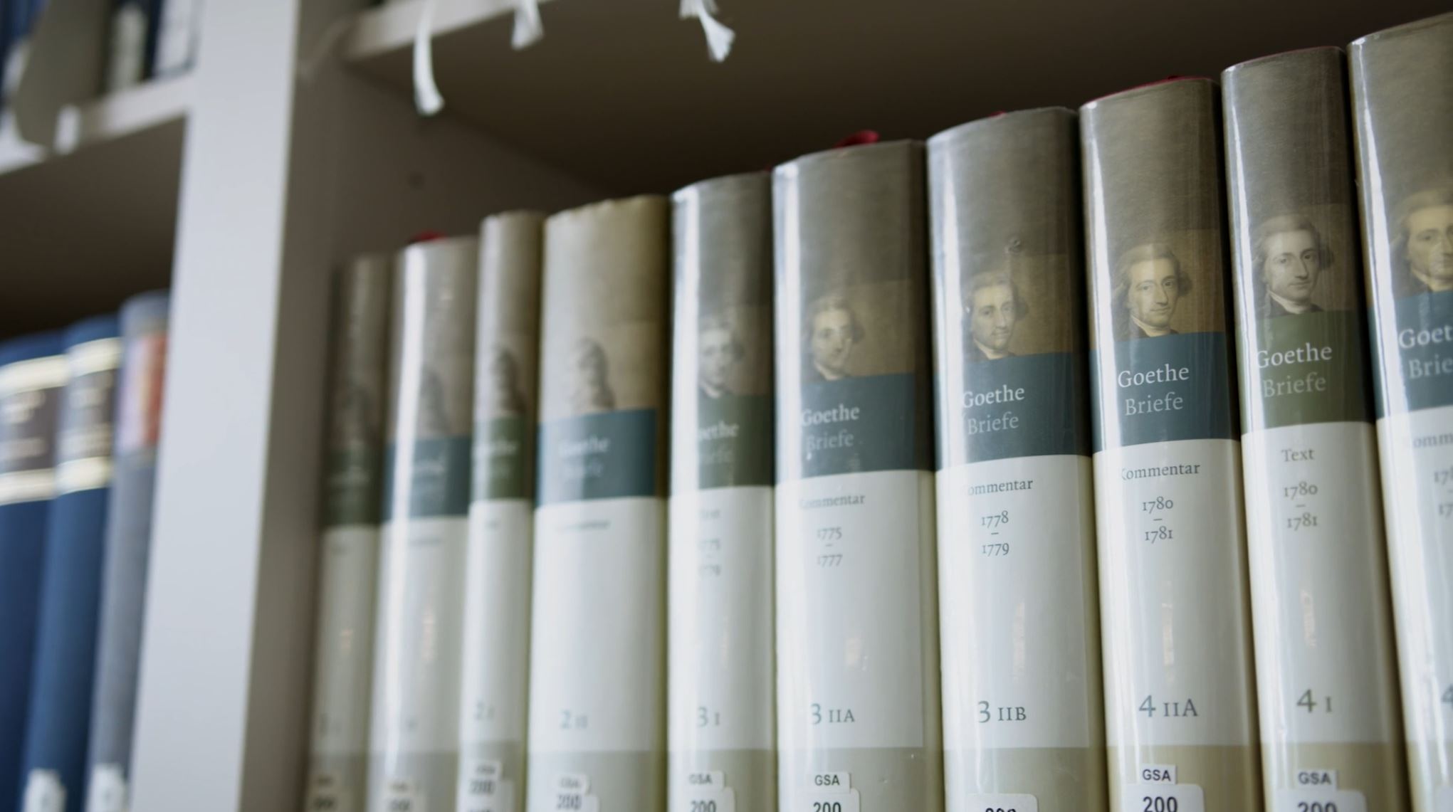 Bücherregal mit mehreren Bänden der Goethe-Briefe.