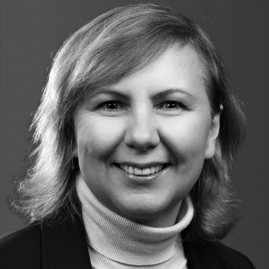 schwarz-weiß-Porträtfoto einer lächelnden weiblichen Person