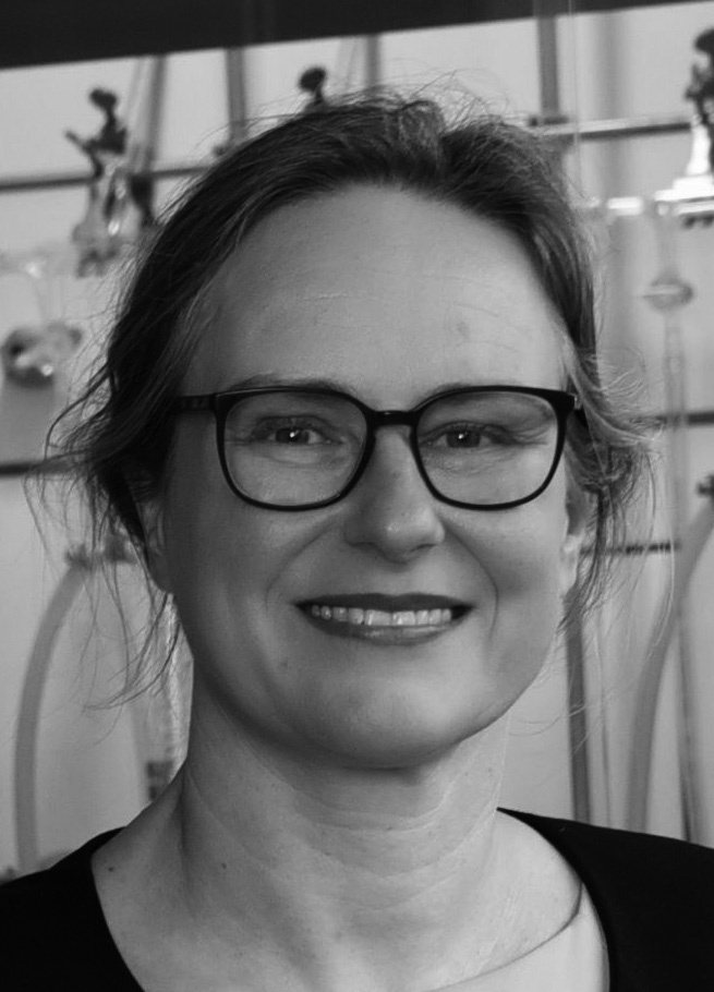 Porträt einer weiblichen Person mit Brille