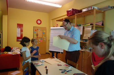 Dr. Stefan Michel in der Grundschule forum thomanum