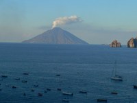 Blick von Panarea aus zum Stromboli