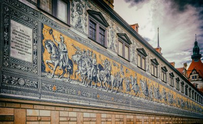 Fürstenzug auf der Außenwand des Stallhofs in der Augustusstraße in Dresden