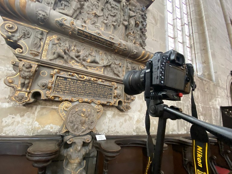 Recording inscriptions in the market church of St. Benedict in Quedlinburg (Germany), Photo: Jens Borchert-Pickenhan, Image: SAW
